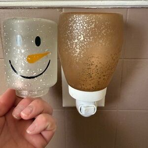 1 Scentsy Snowman cover and 1 Gold Glitter plug in warmer